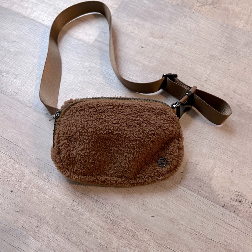 EUC lululemon Everywhere fleece Beltbag in Burnt Caramel 1L